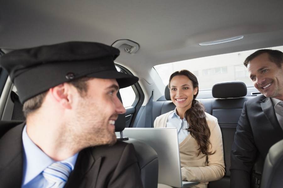 Se requiere chofer para trasladar a clientes